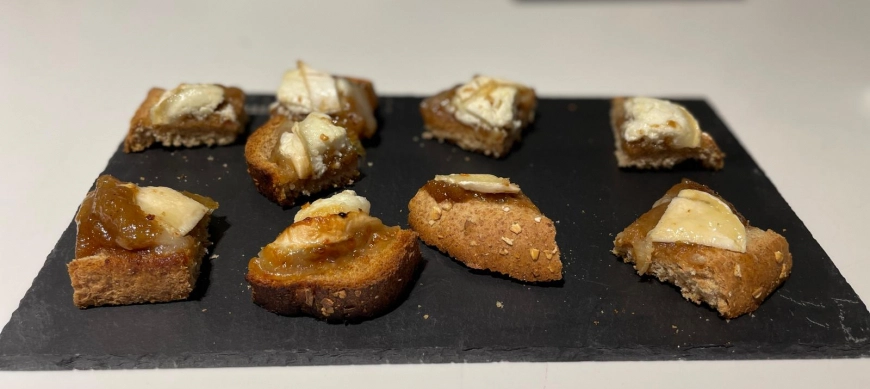 Tosta de chalota y pera caramelizada con queso de cabra