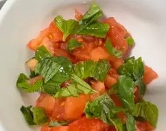 Step <p>Pele los tomates y córtelos en dados de 1.5 cm. Póngalos en un bol, añada la sal y la albahaca picada, mezcle y reserve.</p> illustration