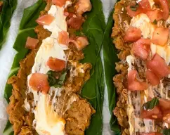 Step <p>Reparta el paté de lentejas sobre las hojas de acelga, ponga encima el queso cremoso, el tomate y la albahaca y enróllelas bien apretadas. </p> illustration