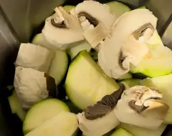 Step <p><span style="font-weight: normal;">2. Ponga en el vaso la cebolla, el ajo, las zanahorias, el calabacín y los champiñones y trocee </span>5 seg/vel 4.<span style="font-weight: normal;"> Con la espátula, baje las verduras hacia el fondo del vaso.</span></p> illustration