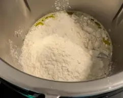 Step <p>4. Añada la harina e inicie Amasar /2 min. Retire la masa del vaso y forme una bola. Deje reposar durante 15-20 minutos sobre una superficie espolvoreada con harina y tapada con un bol.</p> illustration