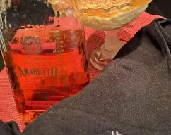 Step <p>Tiramisu </p><p>Colewue la mariposa en las cuchillas .ponga lis huevos y la yema y el azúcar en el vaso y bata 6min vel4</p><p>Añada el mascrapone y 159g de Salsa de caramelo y mezcle 30seg vel3. Ponga la mitad de la mezcla en una manga pastelera con boquilla rizada y reserve en el congelador. </p><p>Remojar brevemente los bizcochos con el café mellado con el licor Amaretto y vaya colocándolos e una fuente copa lo que más le guste extienden una capa de crema mascrapone y riegue con la salsa de Caramelo y cubra con la mezcla de la manga formando pequeños botones....decore a su gusto con cacao o birrutas de chocolate o corazones reserve en el frigorífico hasta servir.... ..y a disfrutar y morir de Amor?....Viva Italia ????????</p> illustration