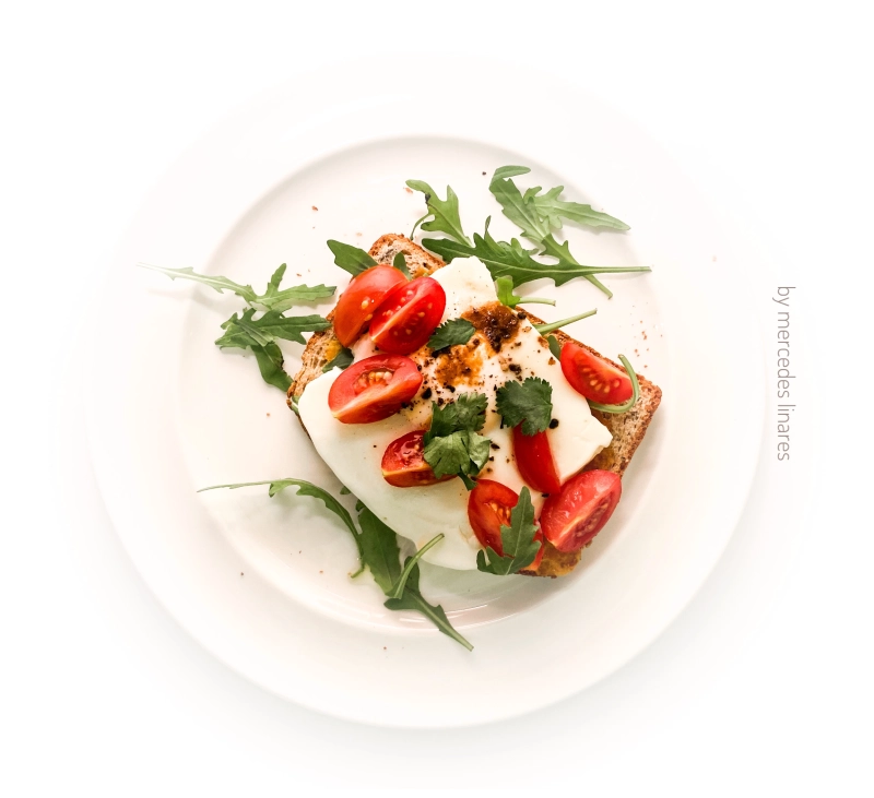 Tosta de burrata tomates cherrys y pesto de tallos de zanahoria