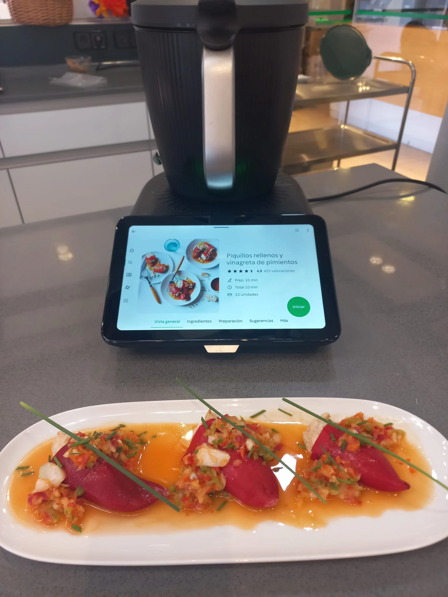 Piquillos rellenos y vinagreta de pimientos