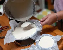 Step <p>Echamos el resto de los ingredientes</p><p>los huevos, el queso, la nata el azúcar y los tres bollitos pantera rosa</p><p>mezclamos 30 seg vel 6 </p><p>con la ayuda de una cuchara echamos la mezcla en el molde prepatrado... de esta manera no rompemos la base de galleta.</p><p>y hornemamos unos 25 min aprox"</p><p><br></p><p><br></p> illustration