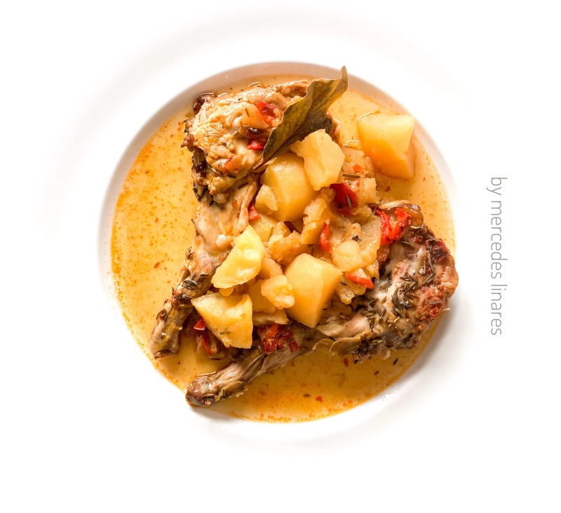 Patatas guisadas con muslos de conejo