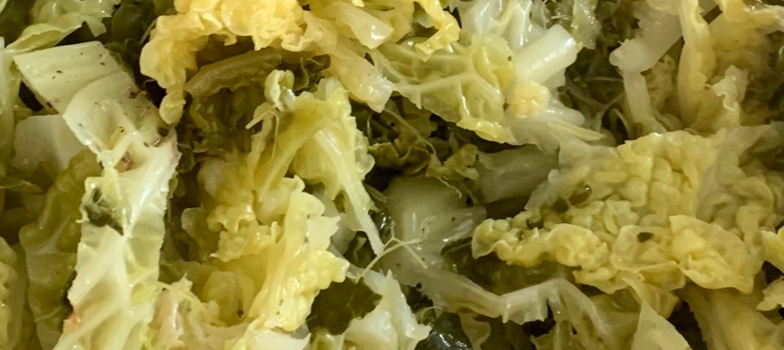 Repollo salteado de guarnición o acompañamiento