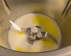 Step <p>3. Ponga en el vaso la leche, 75 g de agua, 1 pellizco de sal, el azúcar, el aceite y la levadura. Caliente 1 min 30 seg/37°C/vel 2.</p> illustration