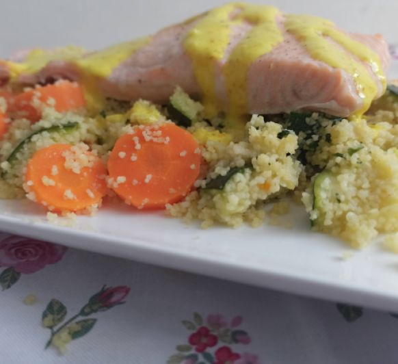 Un plato único, receta Salmón con cuscus, verduras y salsa de cúrcuma en Thermomix® 